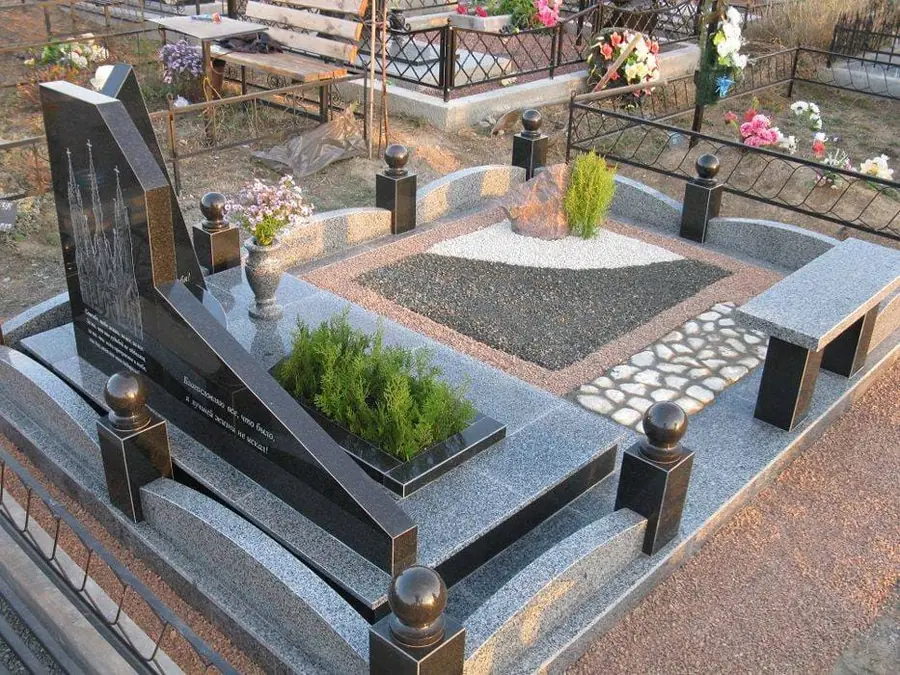 Комплекс с цветником