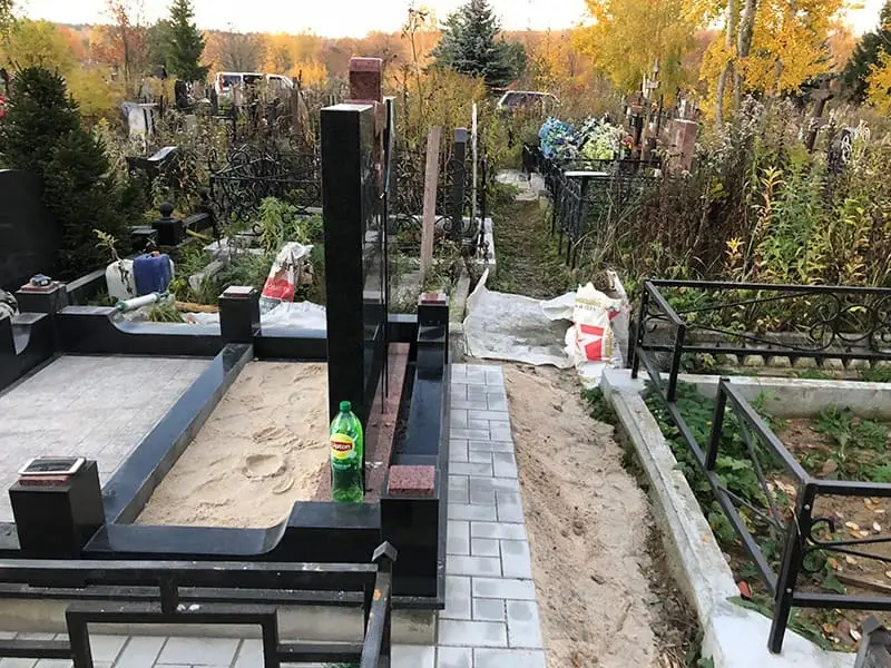 Двойной памятник с портретами