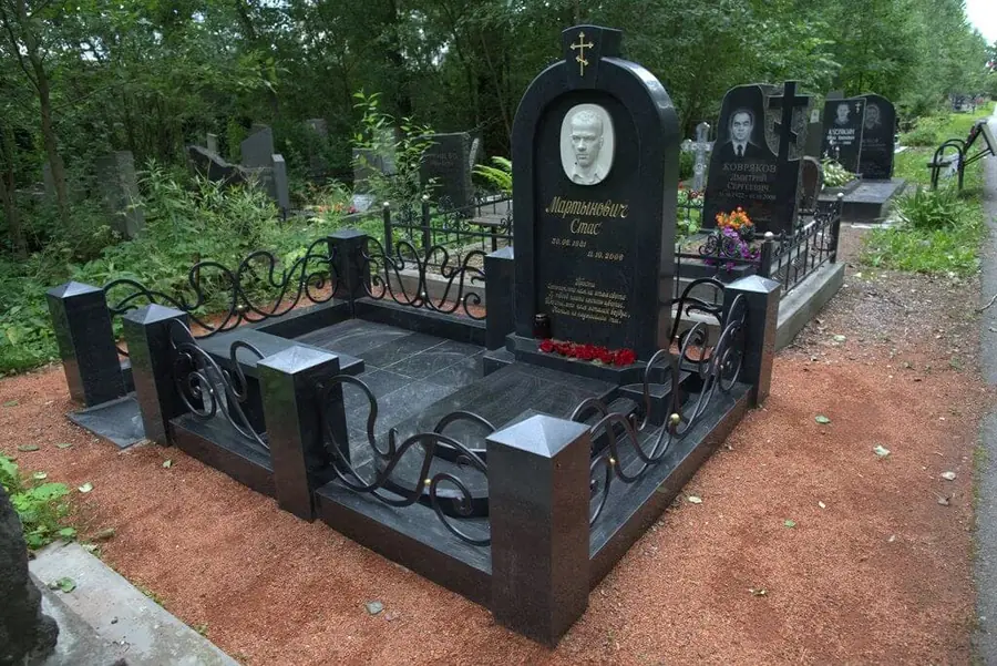 Чёрный гранит со вставками