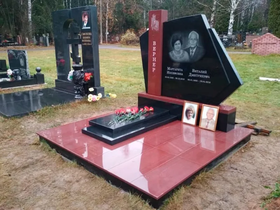 Комплекс с красной плитой и цветником