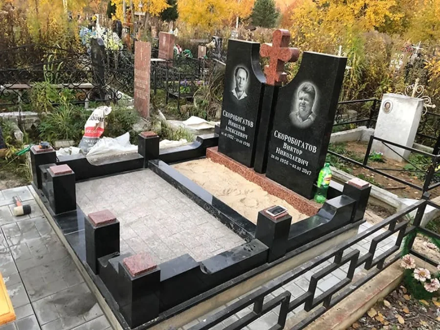 Участок с оградой и плиткой